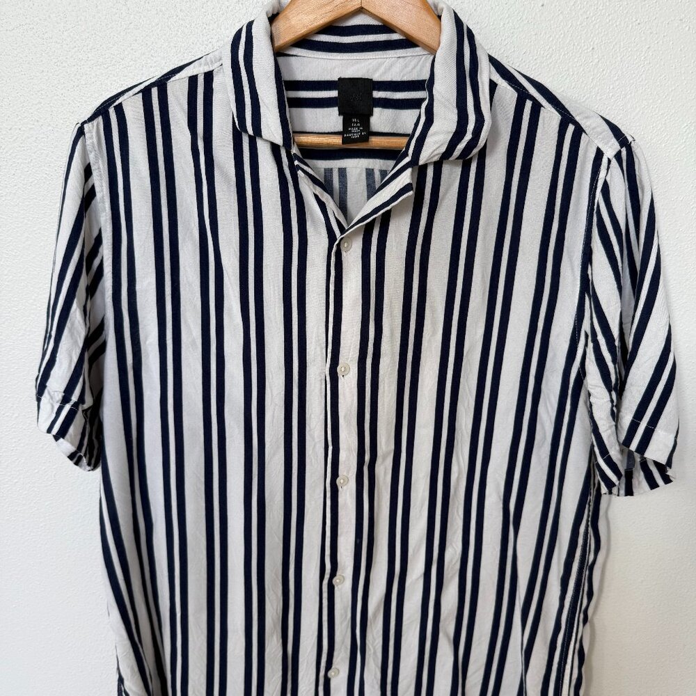 H&M Short Sleeve Resort Casual Button Up Shirt - Size Large